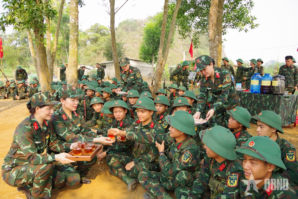 Sư đoàn 324 (Quân khu 4): Mát lành “Bát nước thao trường” giữa mùa nắng nóng

​